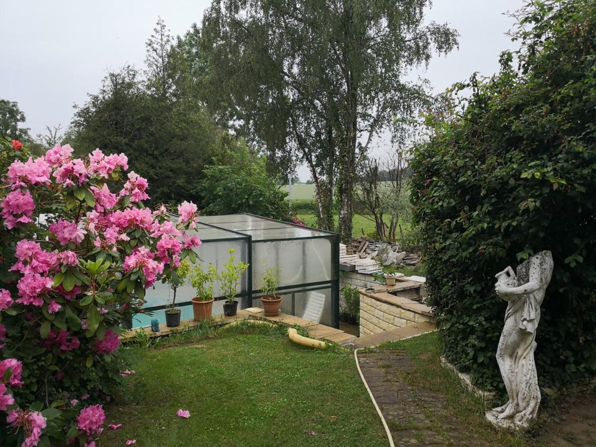 Au Jardin Fleuri Bed and Breakfast Secondigny Buitenkant foto