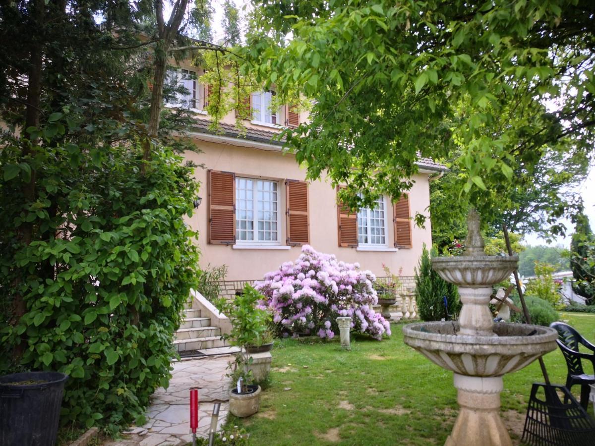 Au Jardin Fleuri Bed and Breakfast Secondigny Buitenkant foto