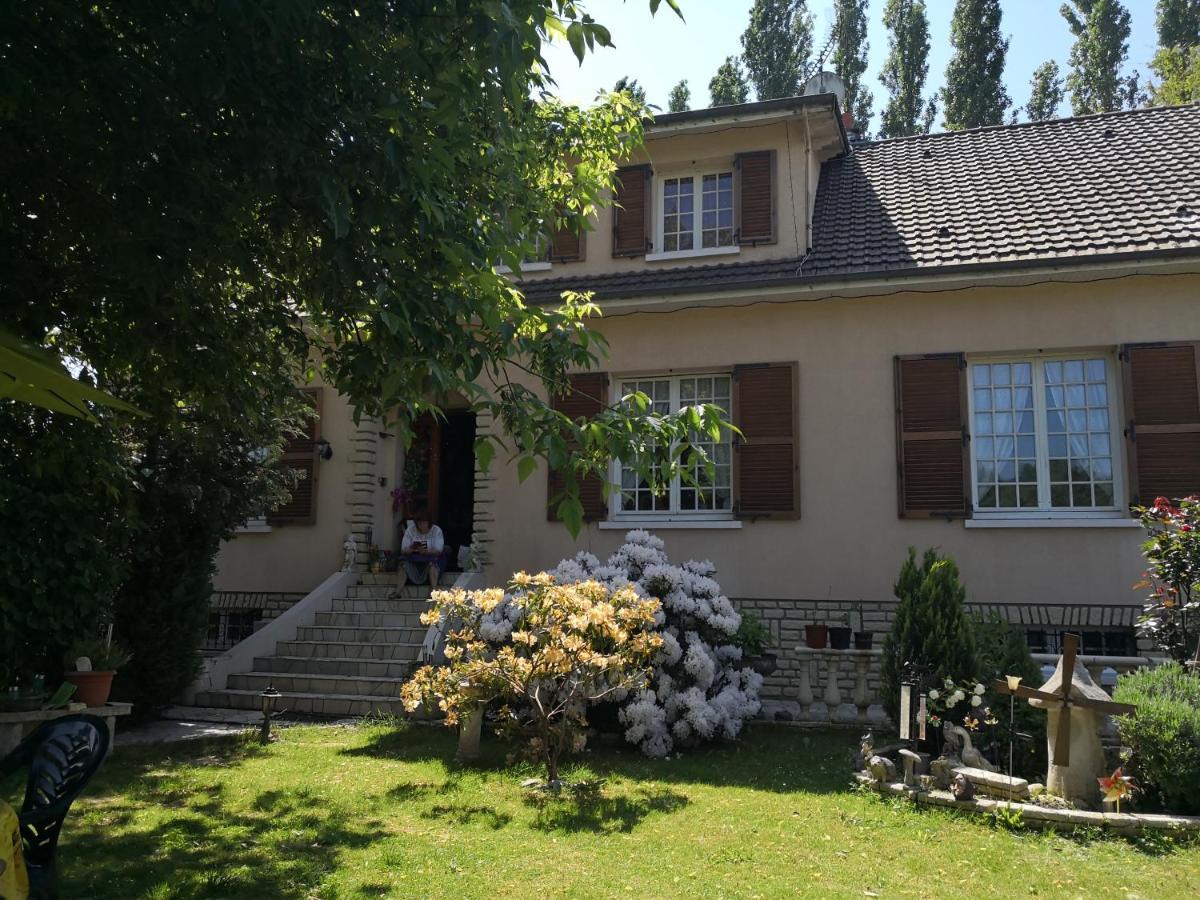 Au Jardin Fleuri Bed and Breakfast Secondigny Buitenkant foto