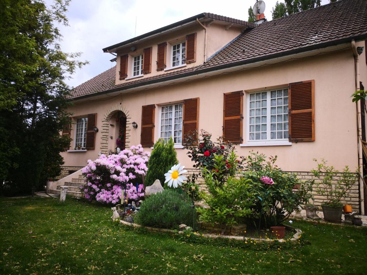 Au Jardin Fleuri Bed and Breakfast Secondigny Buitenkant foto