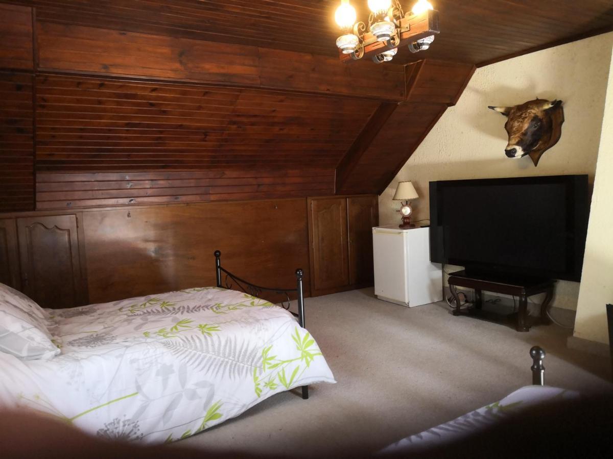 Au Jardin Fleuri Bed and Breakfast Secondigny Buitenkant foto